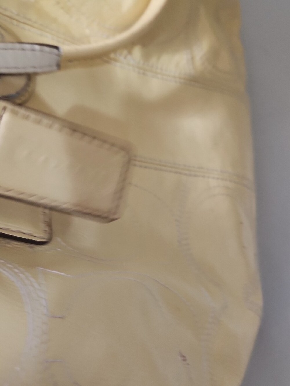 Vintage COACH Pale Yellow Patent Leather Tote w/ Signature Embossing ⭐️Call Outs - Picture 13 of 16